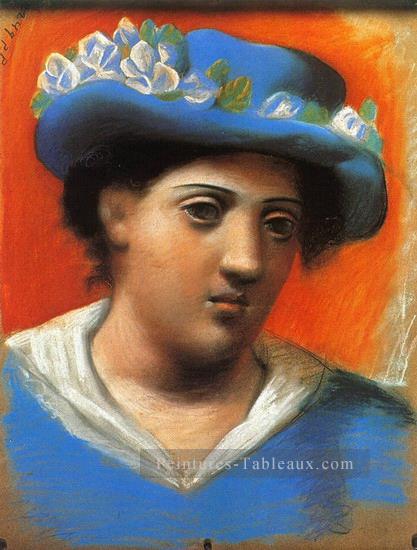 Femme au chapeau bleu a fleurs 1921 Pablo Picasso Peintures à l'huile